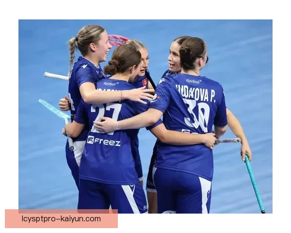 斯洛伐克主帅卡尔佐纳展现出良好状态，备受关注的战术安排逐渐清晰